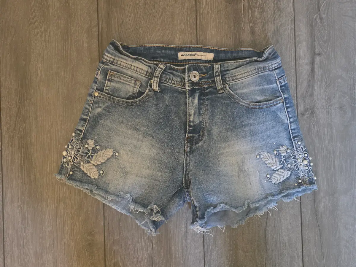 RE-DRESS Pearl Embroidered Denim Shorts - Size XS (34)