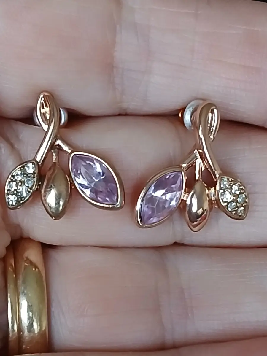Leaf design earrings