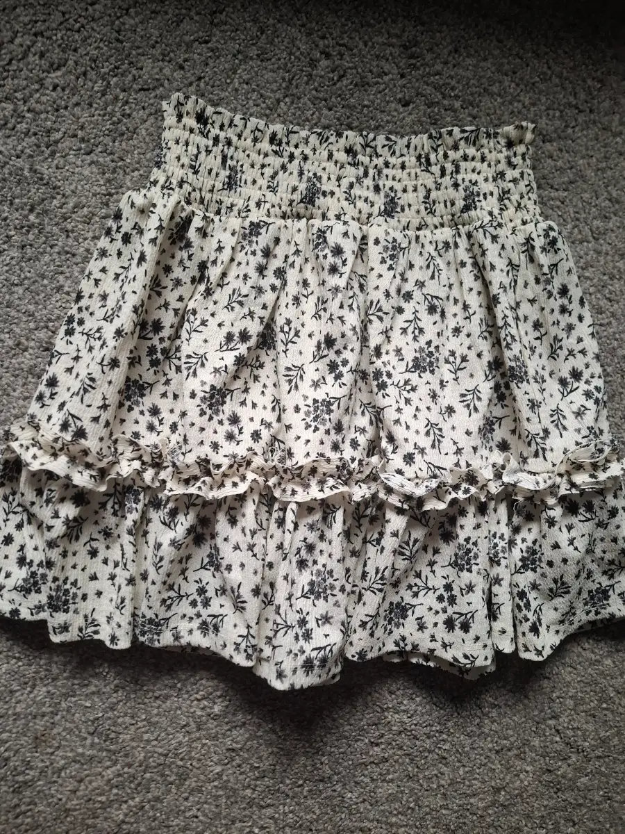 Age 11y next cream/black floral skirt