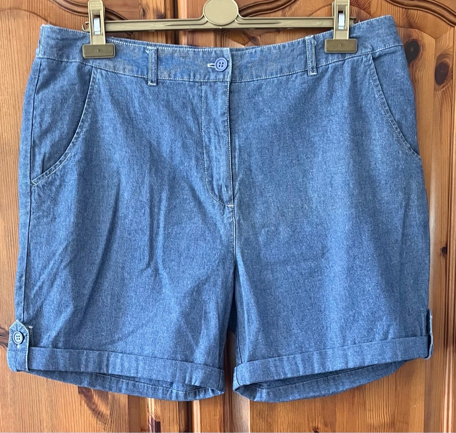 Damart ladies blue light denim shorts size 18 NWOT