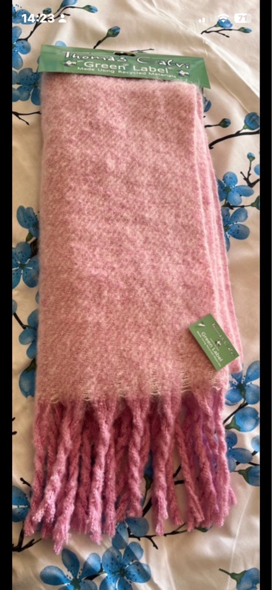 Thomas Calvi Green Label chunky fluffy fringed pink scarf NWT