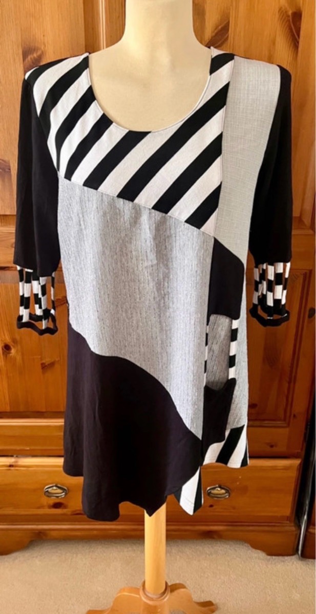 MAYBe long sleeved black white & grey shift dress size Large