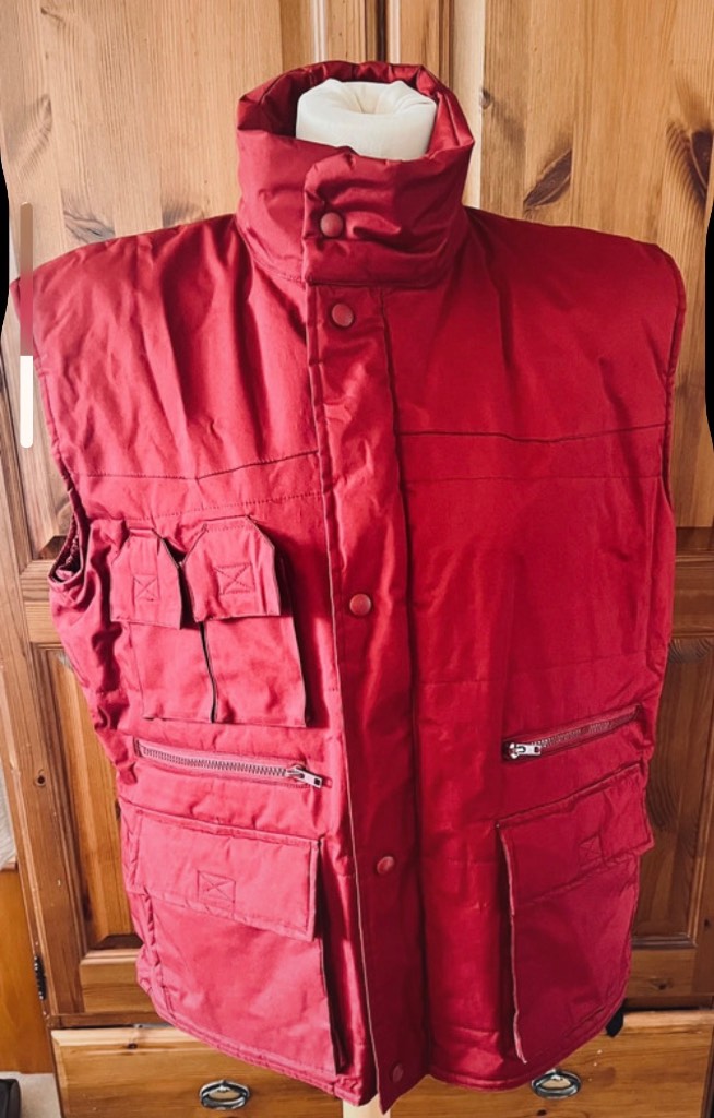 Men's sleeveless padded burgundy utility cargo gilet size XL 44" chest
