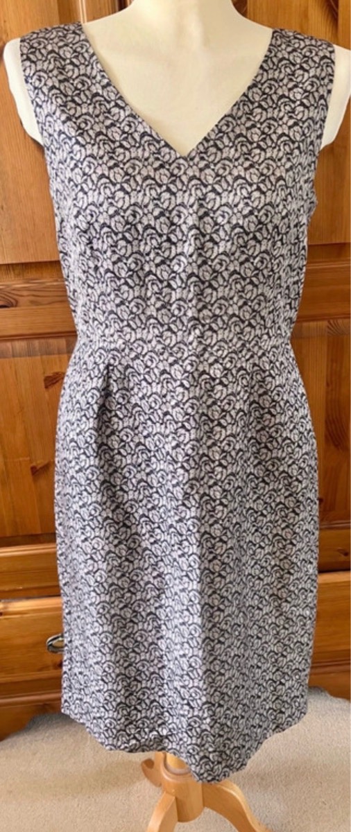 Banana Republic sleeveless dark patterned midi dress size 6 (36" bust)