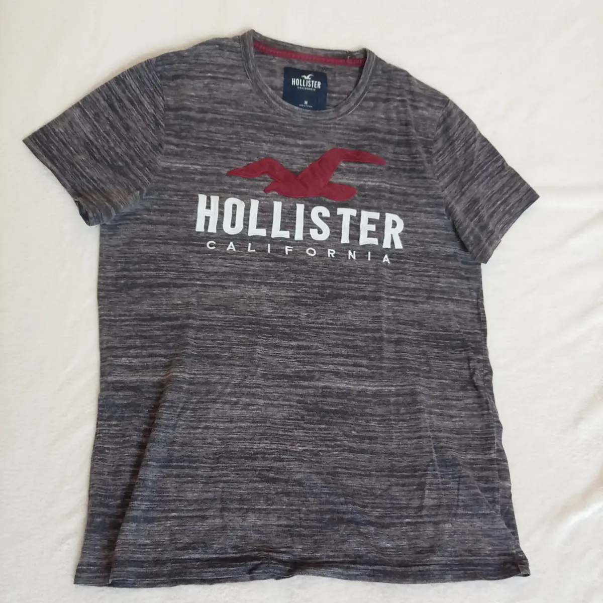 Hollister Men's Grey T-Shirt With Logo - Size M - Excellent Condition