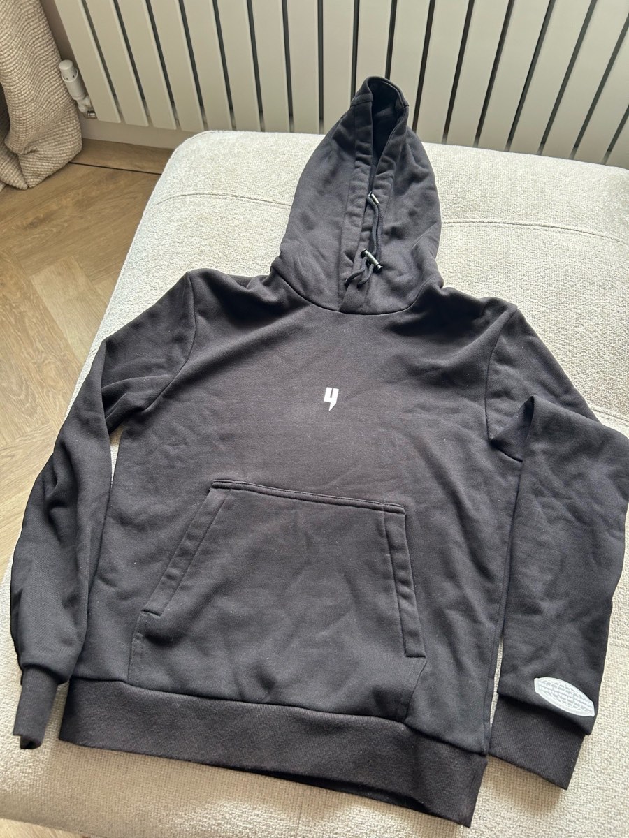 Men’s Yelir World black hoodie size S