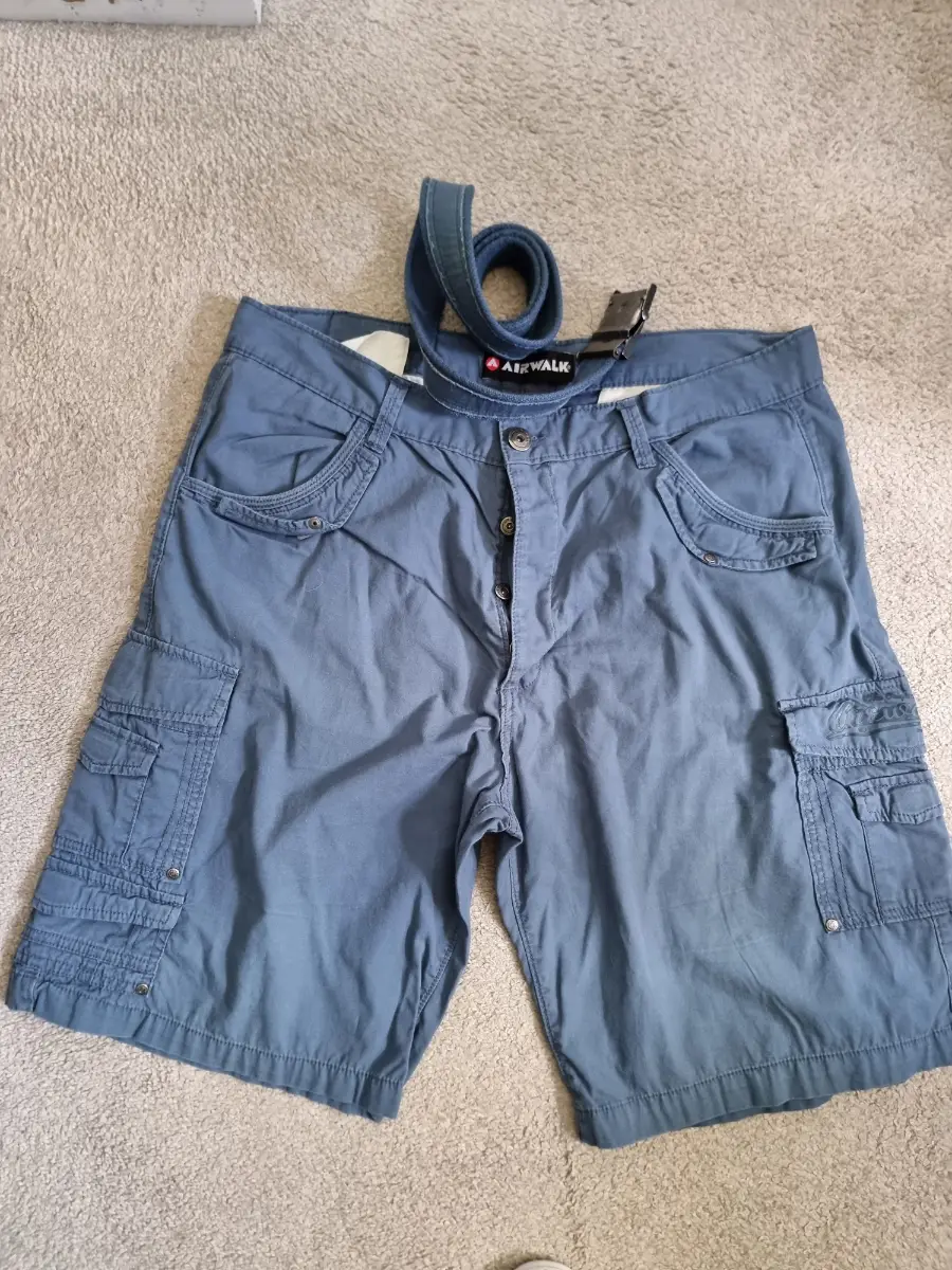 Airwalk mens cargo shorts c/w canvas belt XL