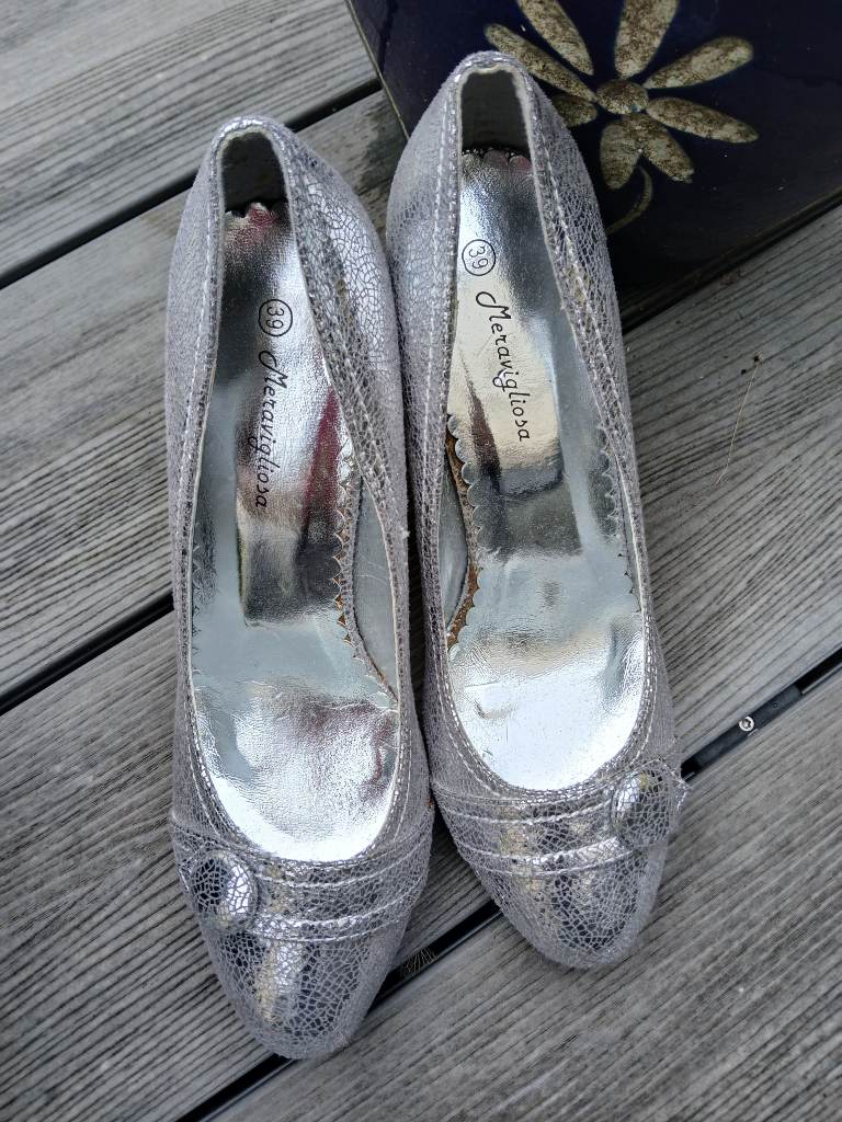 Size 6 silver court shoe
