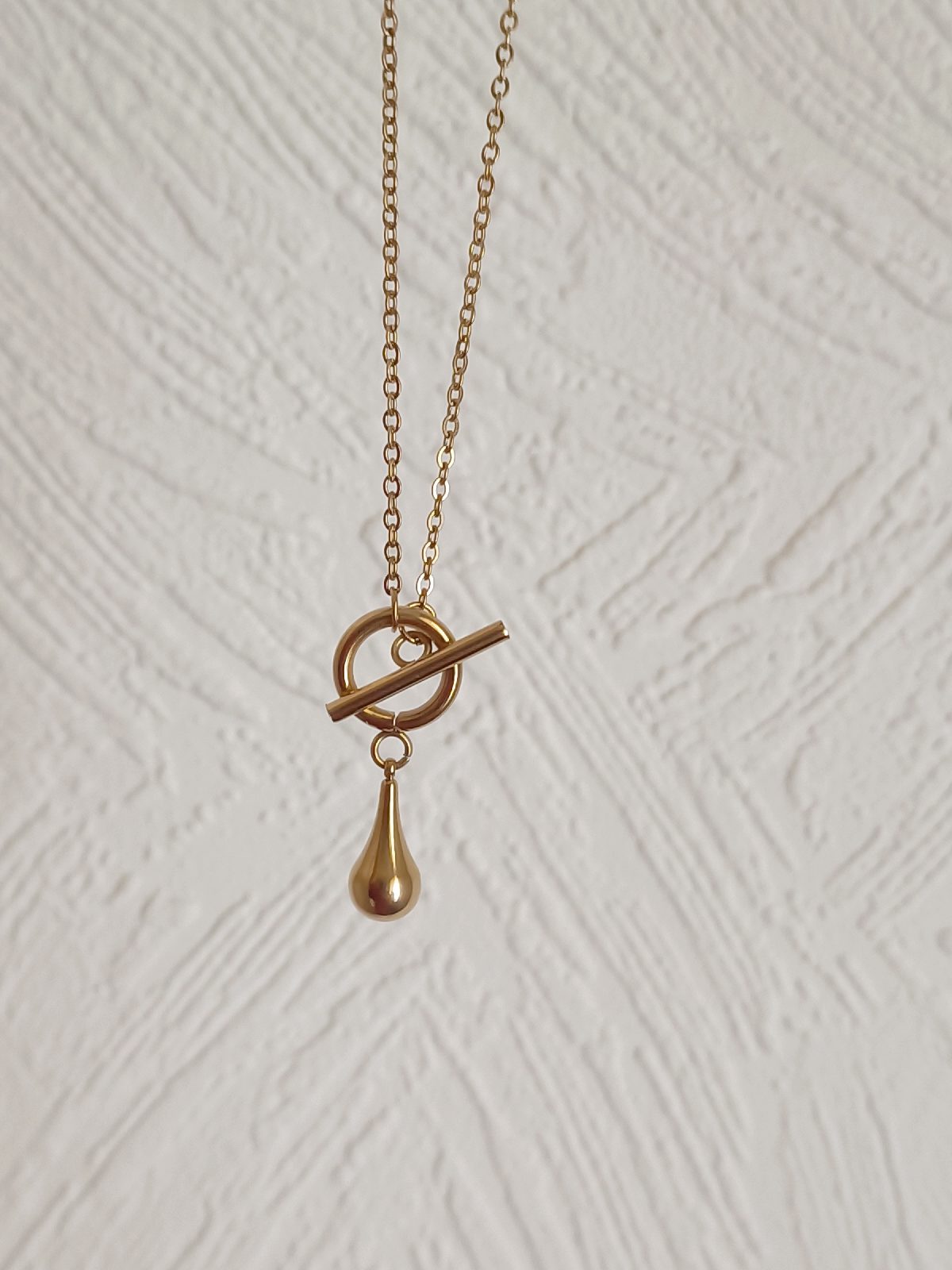 Gold toggle necklace