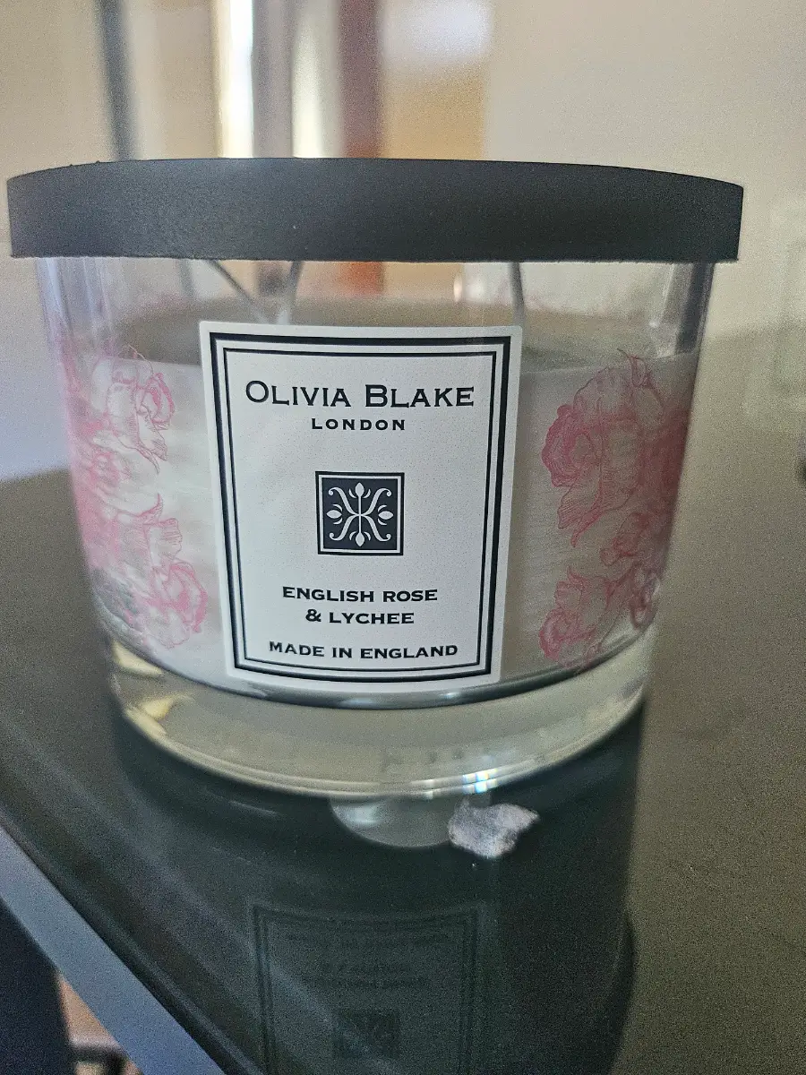 Olivia Blake London candle