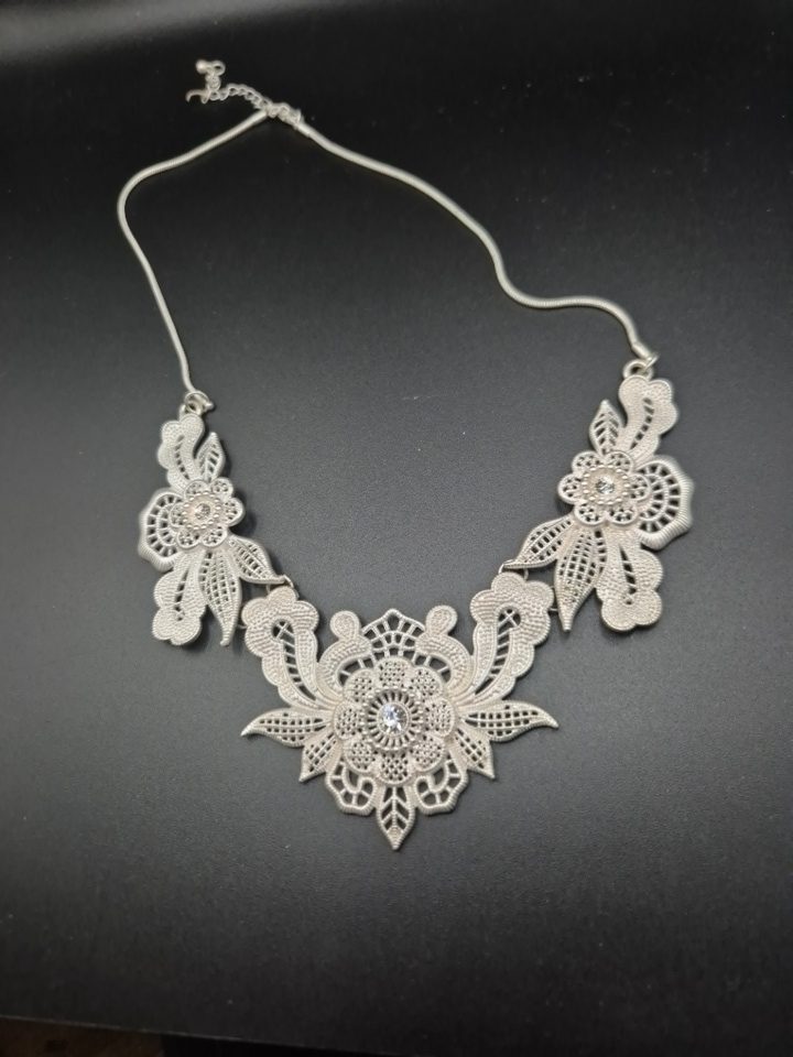Vintage 1990s Silver Tone Floral Filigree Pattern Statement Bib Necklace