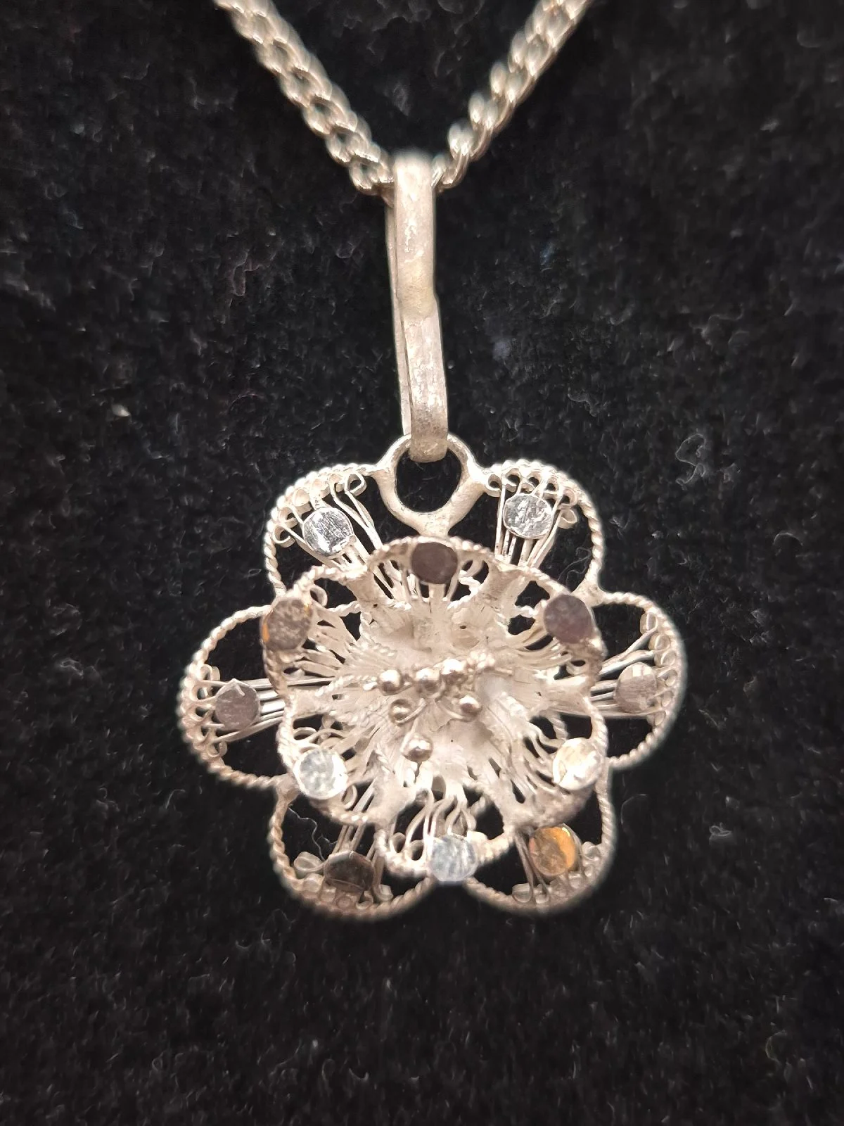 Vintage Style Silver Tone Spun Filigree Intricate Flower Pendant Necklace N145