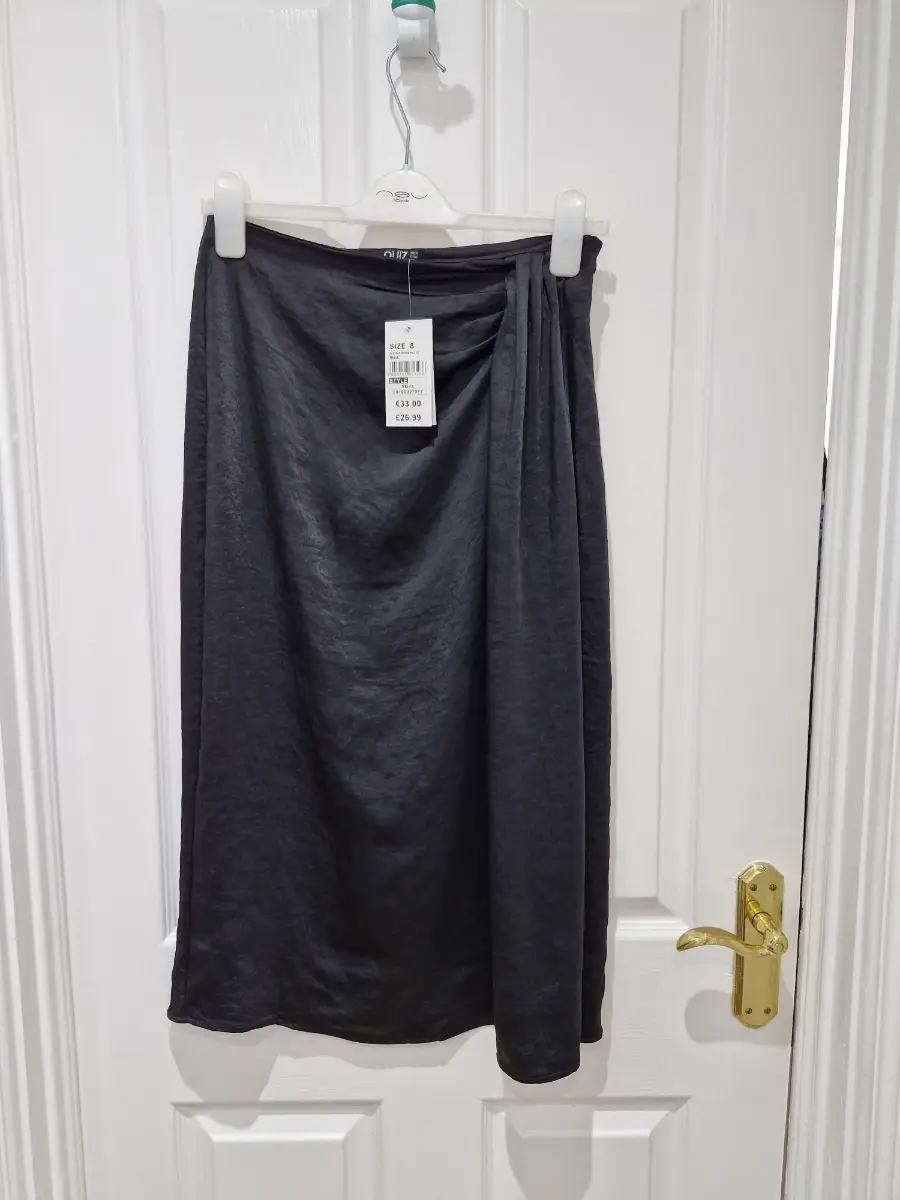 Quiz ..Black Satin Pleat Waist Midi Skirt ..Size 8uk..NWT..RRP £26.99