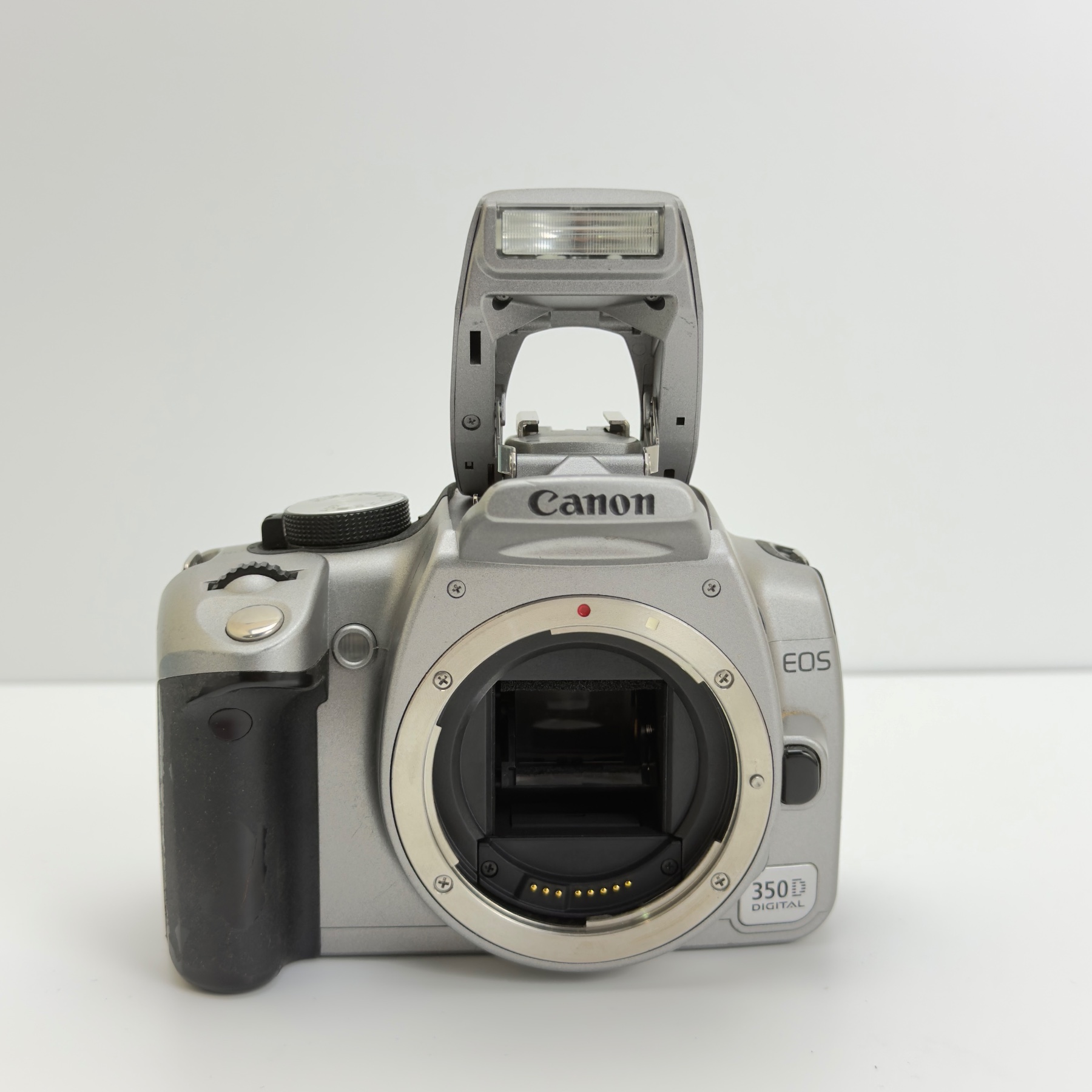 Canon EOS 350D / Digital Rebel XT 8.0MP DSLR Camera Body – Silver fully working
