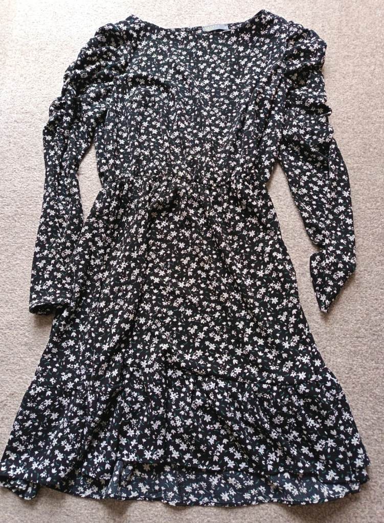 Petite size 10 floral black white and green dress. 3/4 sleeves from Papaya matalan