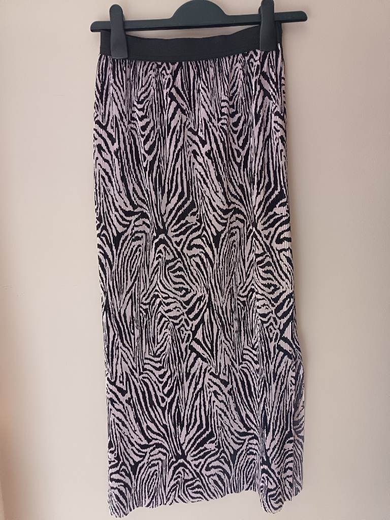 Papaya size 8 lilac and black zebra print skirt midi