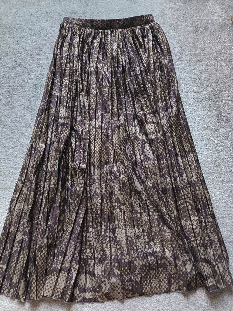 Green snake skin print pleated skirt size 8. Excellent condition