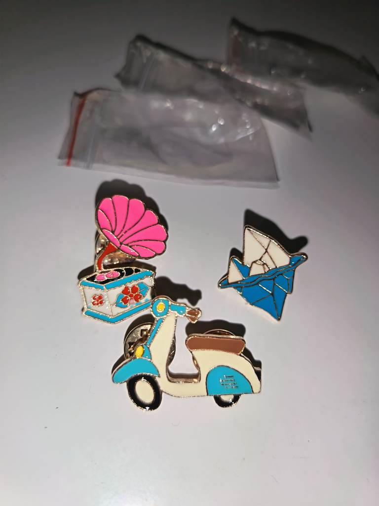 Bundle of 3 pin badges. Vintage gramophone moped and iceberg