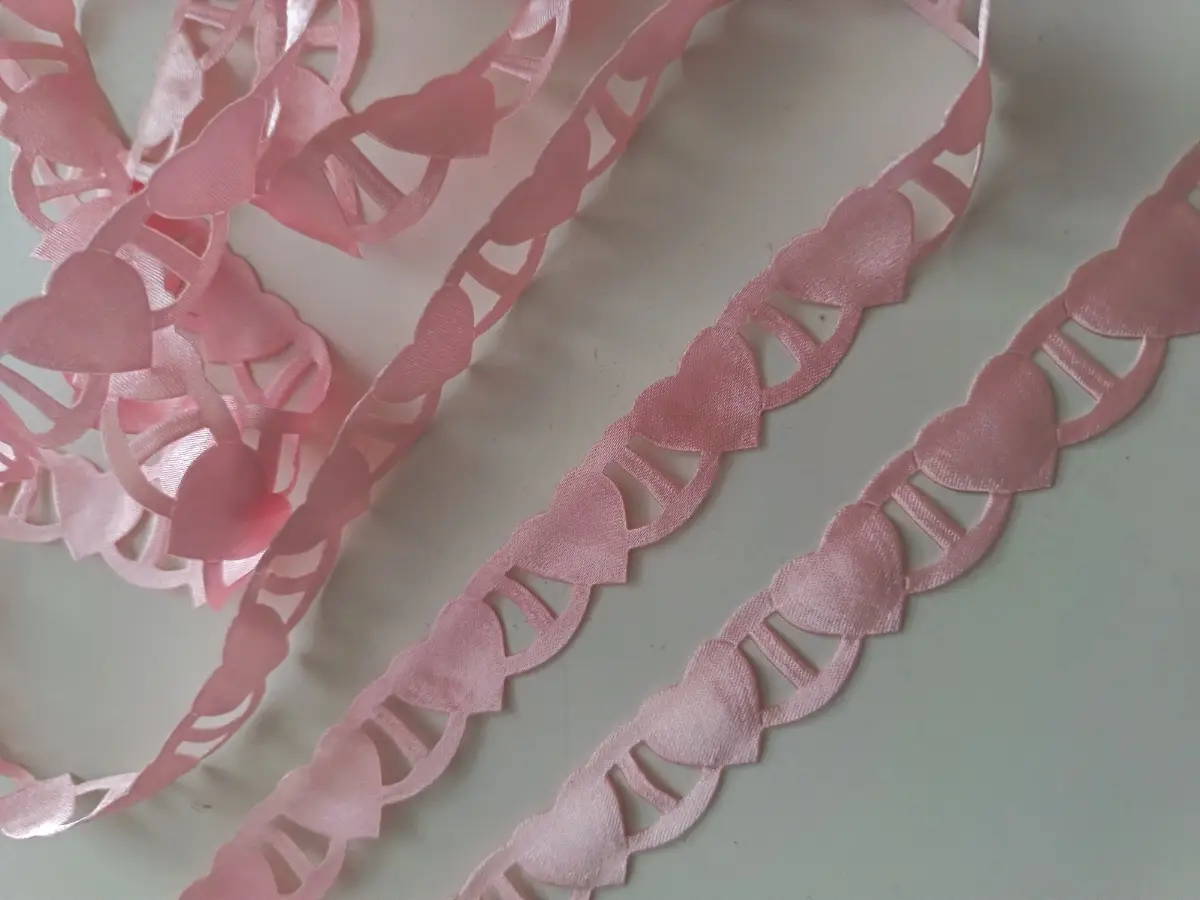 Berisfords pink cut out chain hearts ribbon trim 18mm 7 metres long new and unused