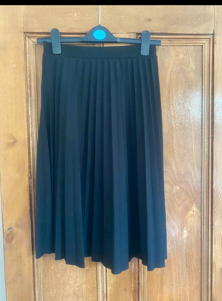 Black pleated knee length skirt boohoo size small 8/10