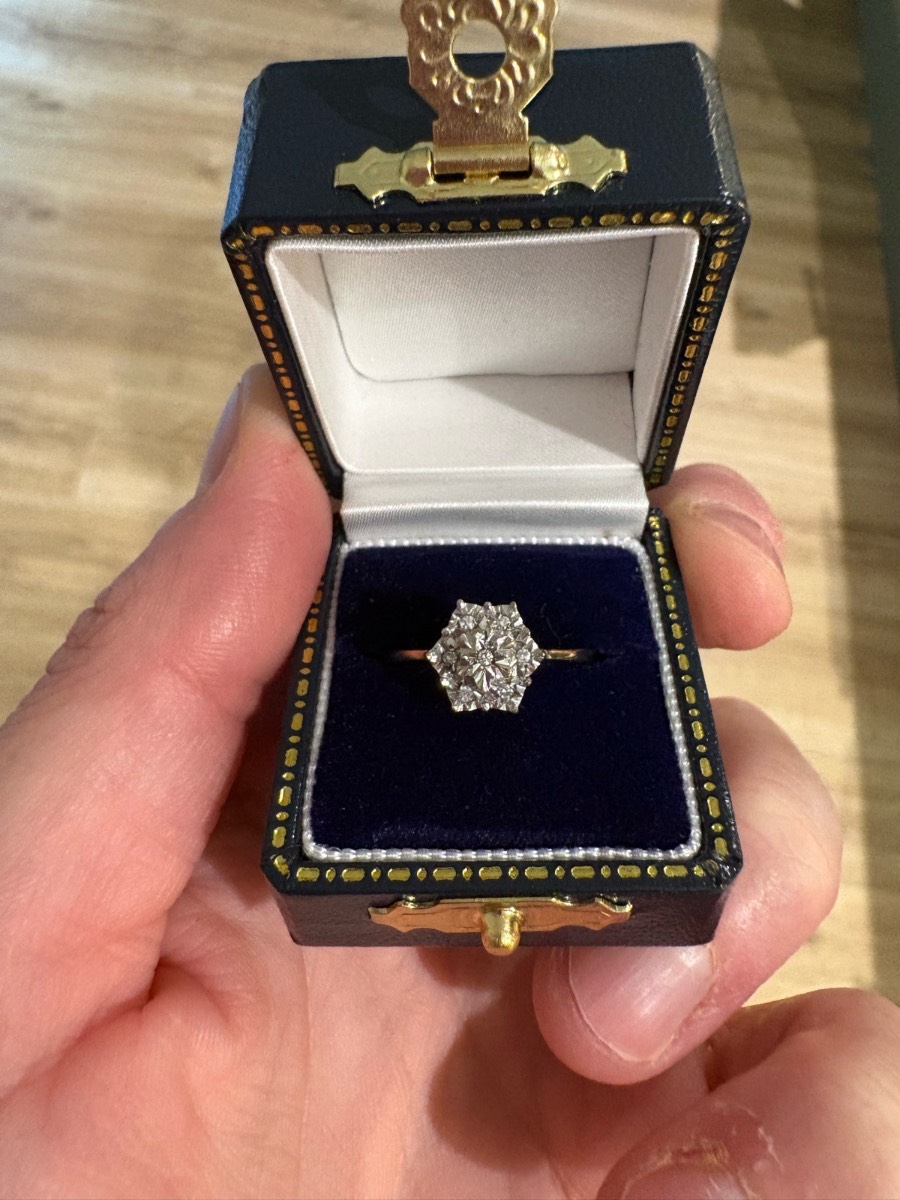 9ct gold natural diamond vintage ring size O 2 grams