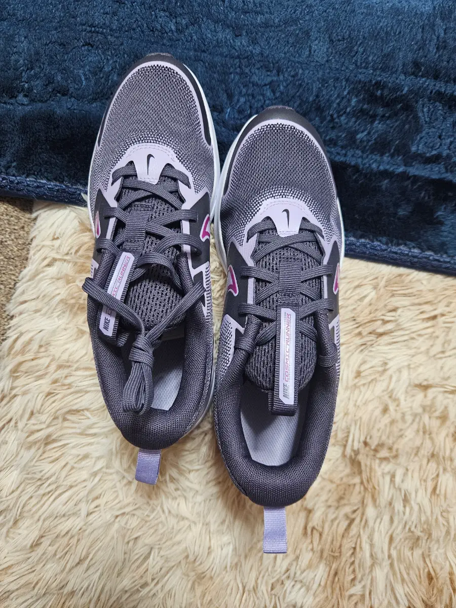 Nike running trainers .grey/pink 4.5.lightweight and comfortable