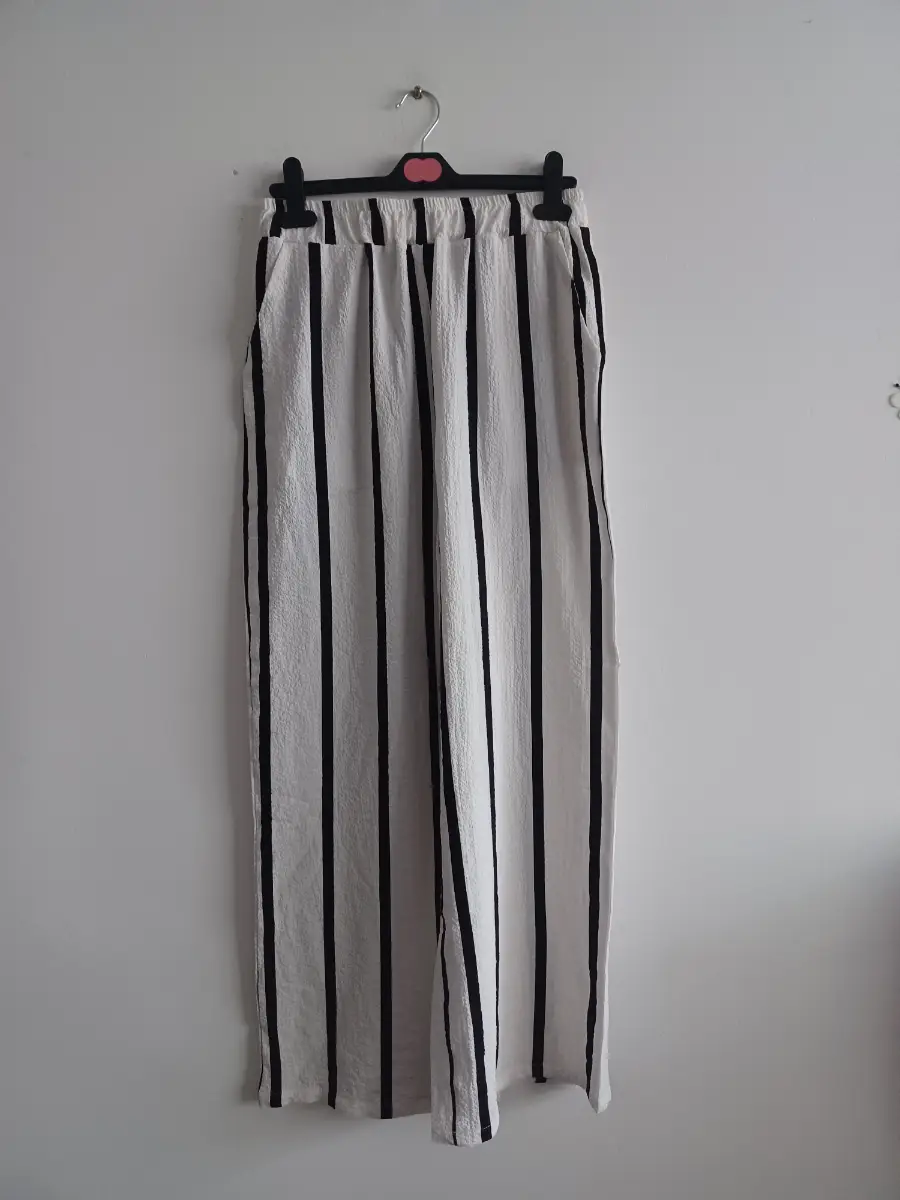 White & Black Striped Crepe Wide Leg Trousers With Pockets Medium