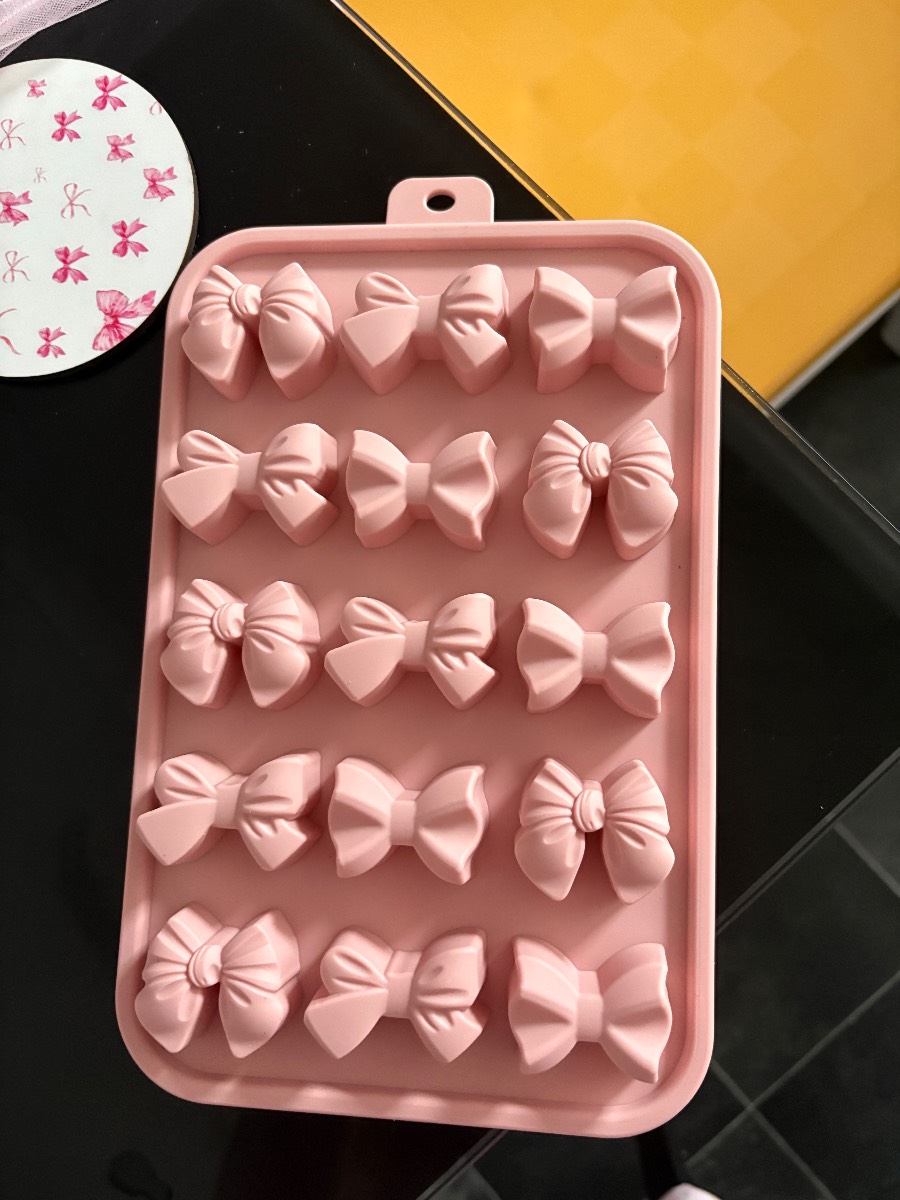 Bow ice cube tray