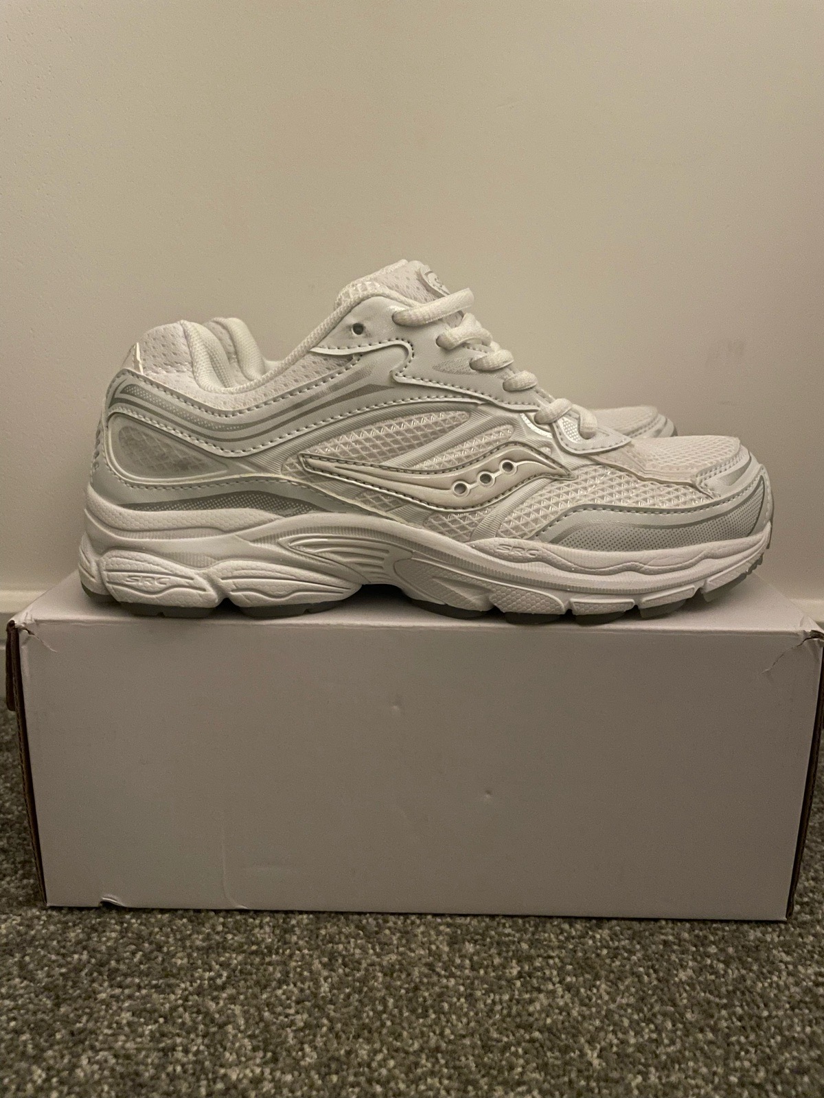 Sauconys White Omni 9