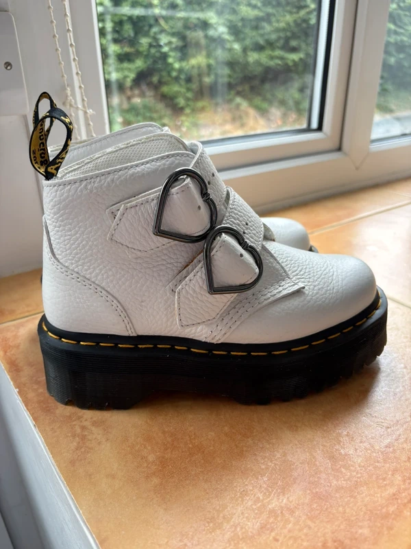 DR MARTEN DEVON HEART BOOTS, NEW IN BOX. SIZE 3
