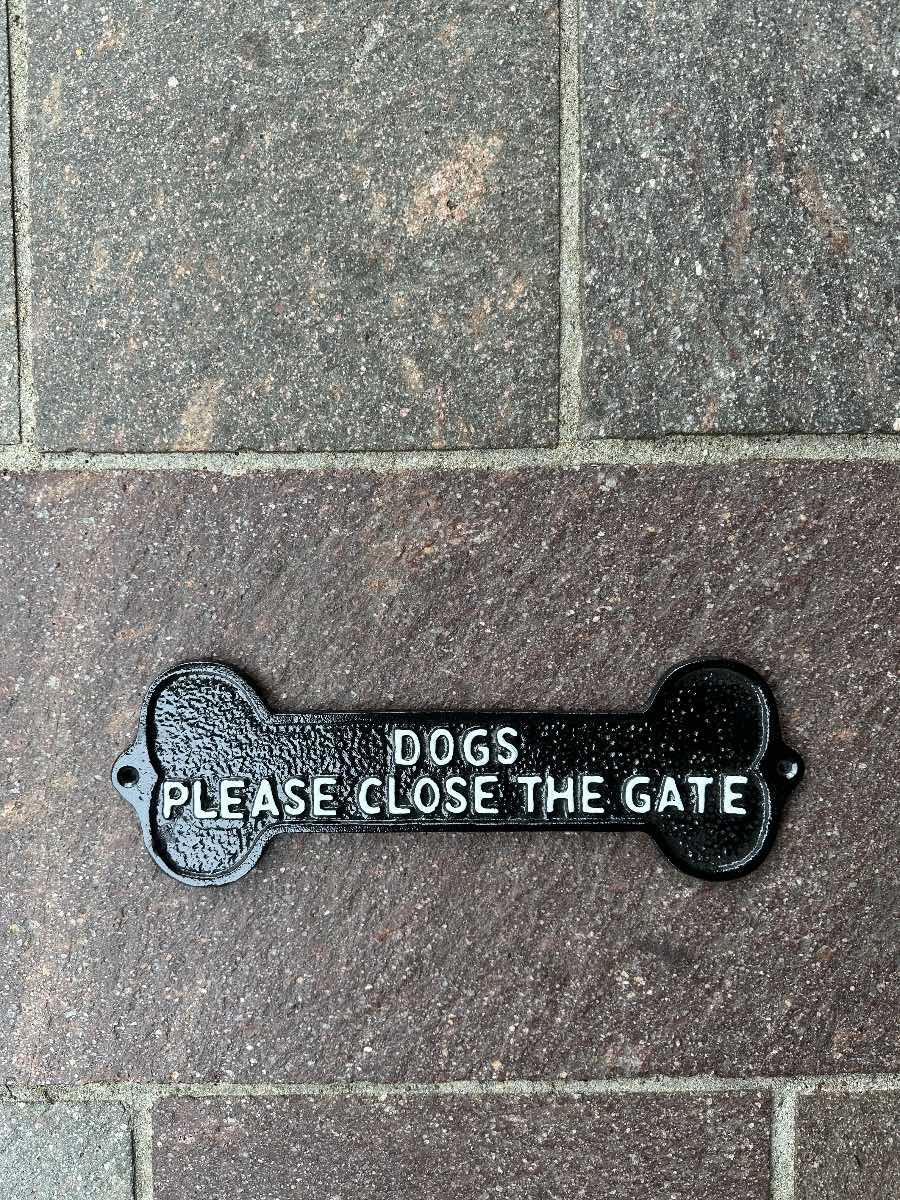 Dogs please close the gate cast iron sign