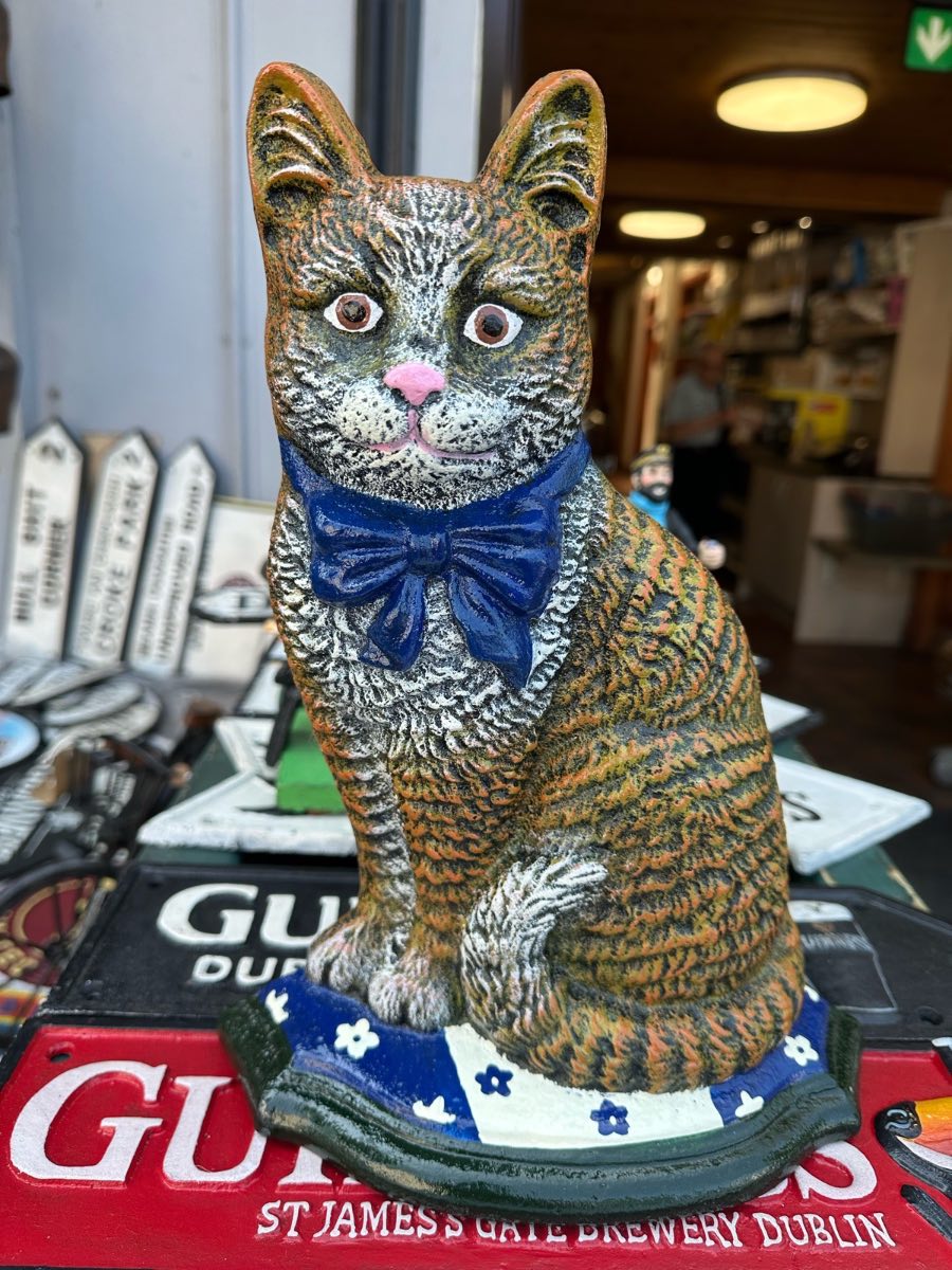 Cat cast iron doorstop