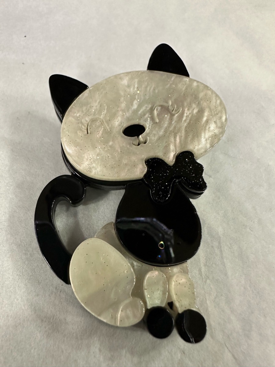 Cat with bow acrylic brooch