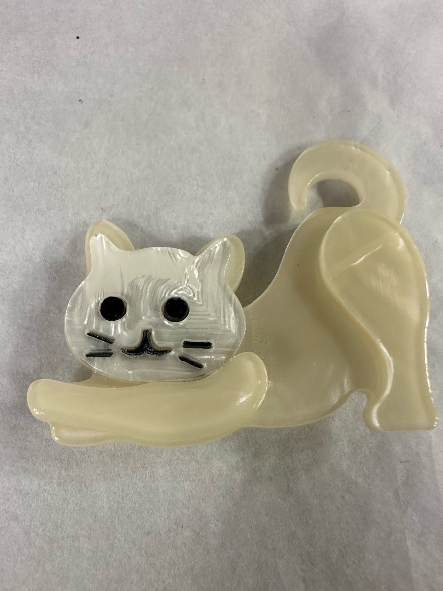 Cream cat acrylic brooch