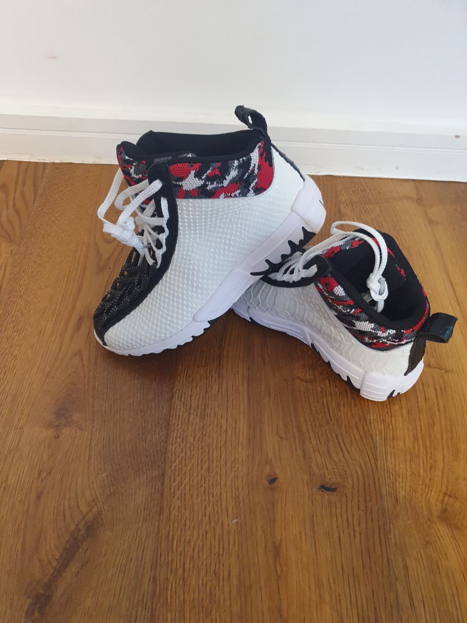 Soulfeng Trainers UK 3 White Black Red BNWT Mid Top Sneakers