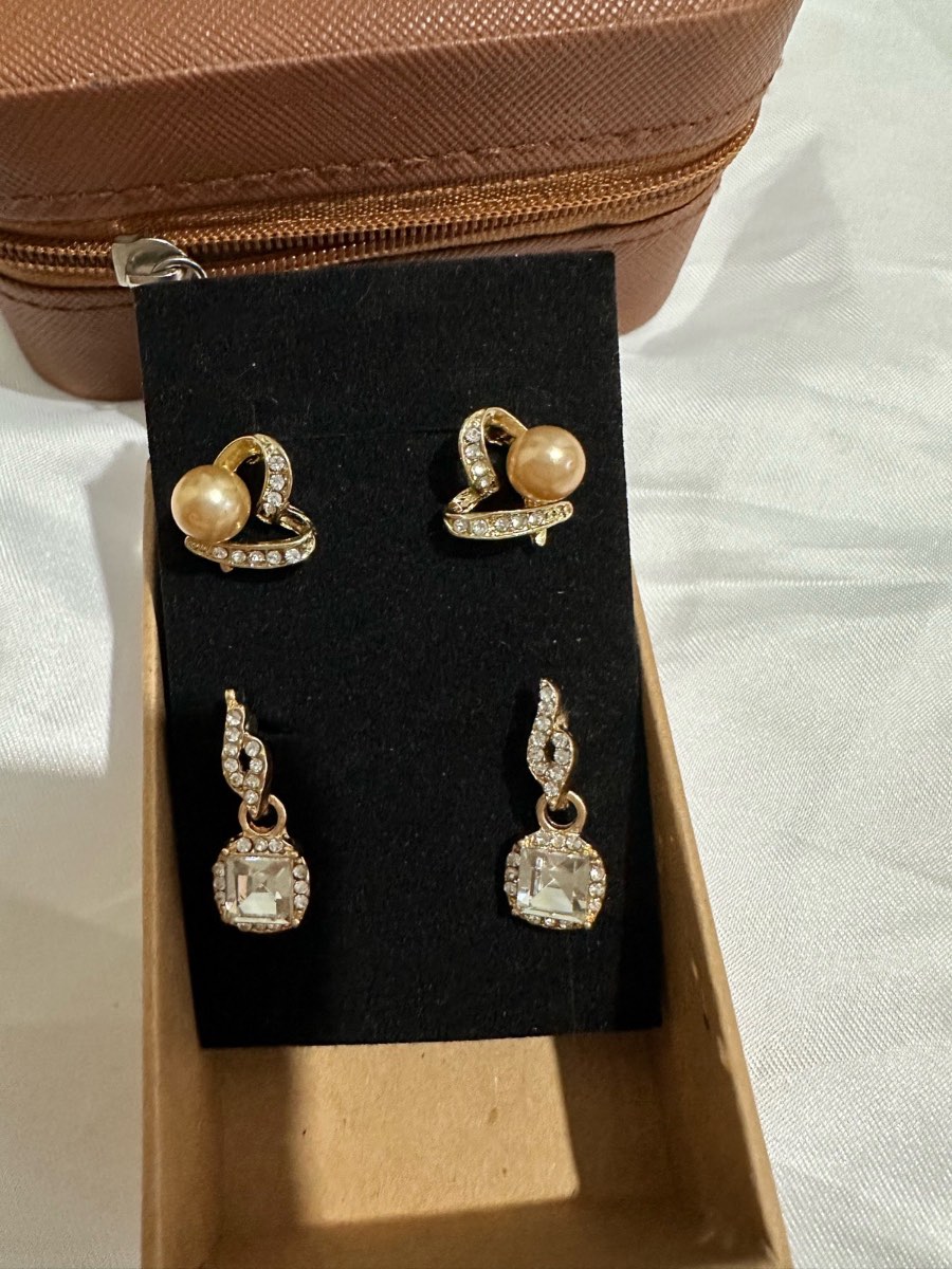2 pairs / sets of earrings