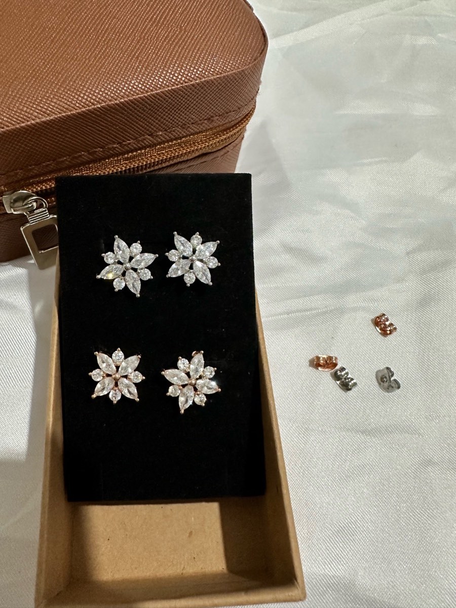 2 pairs of flower earrings silver and rose gold