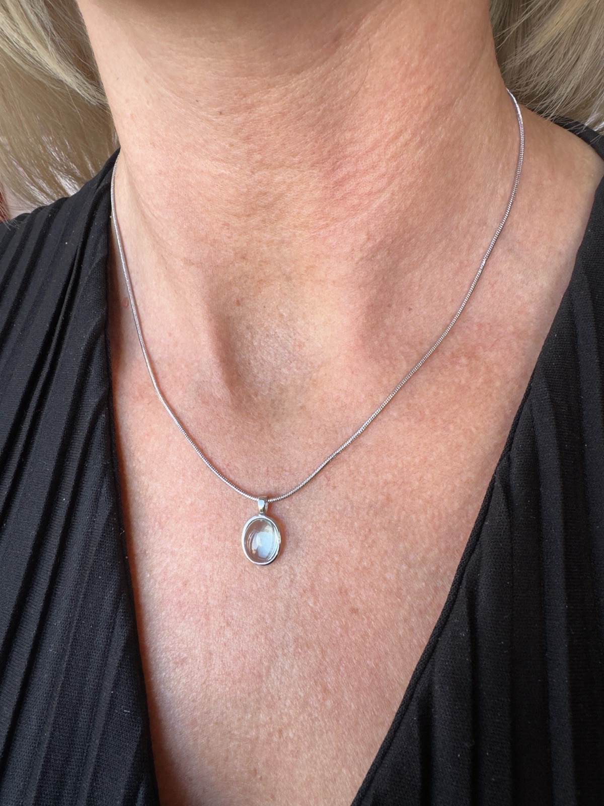 Stunning necklace with clear central stone