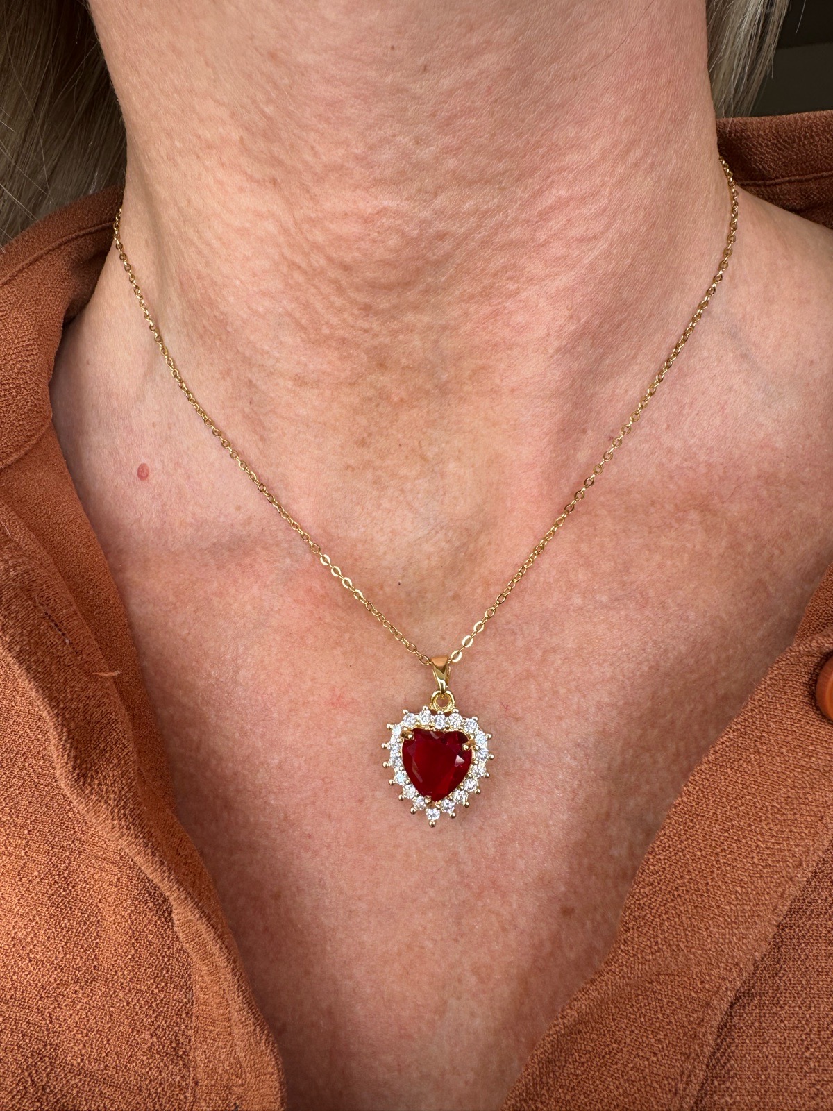 Lovely necklace with heart pendant