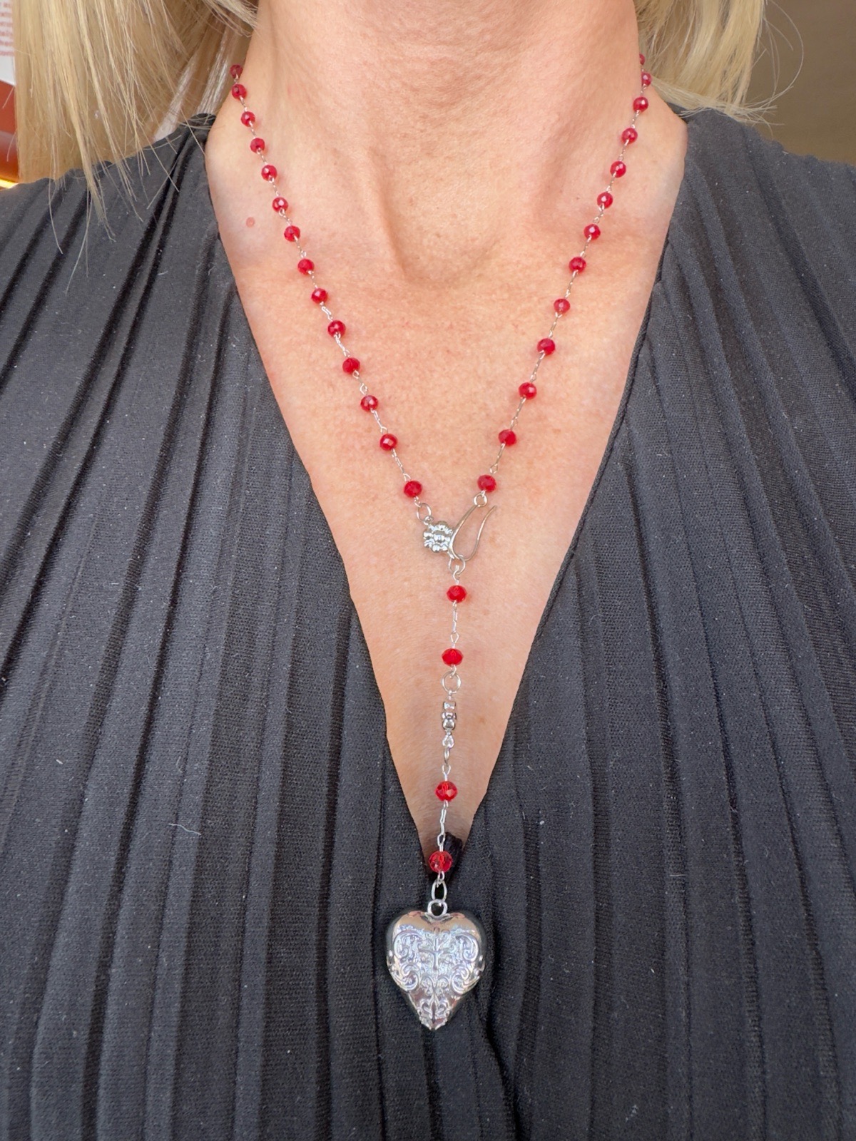 Beautiful today style necklace with central silver pendant