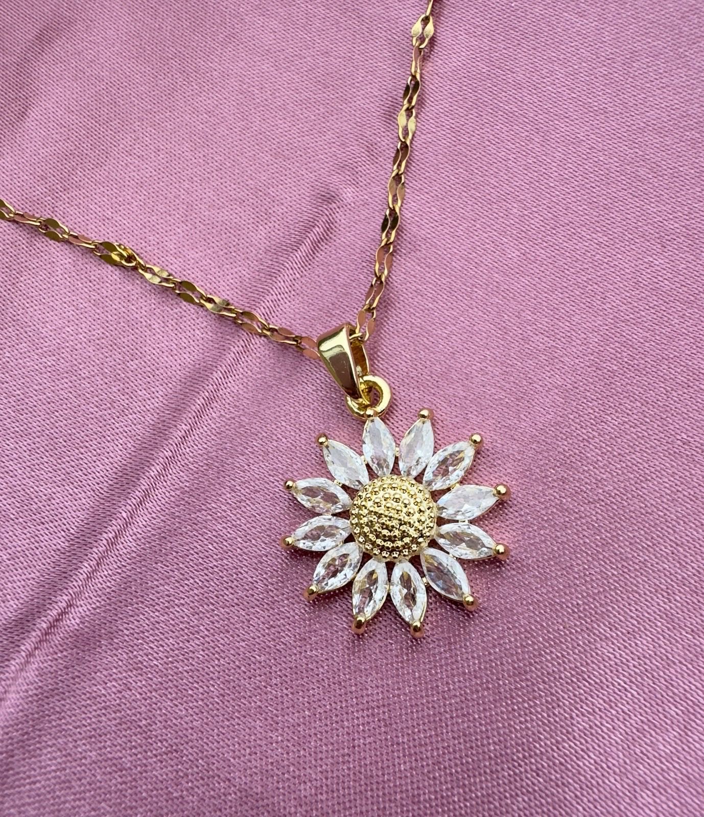 The daisy necklace in gold