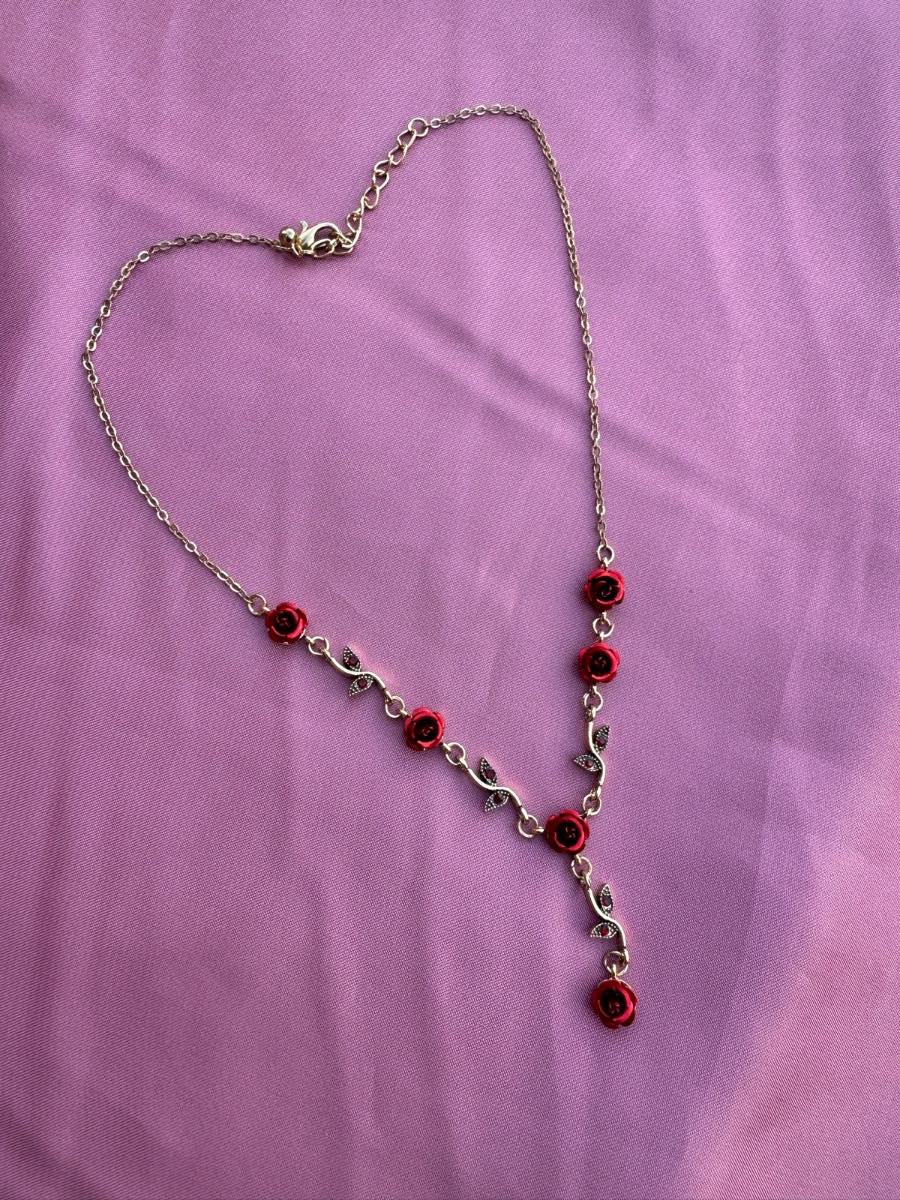 The rose necklace with pendant