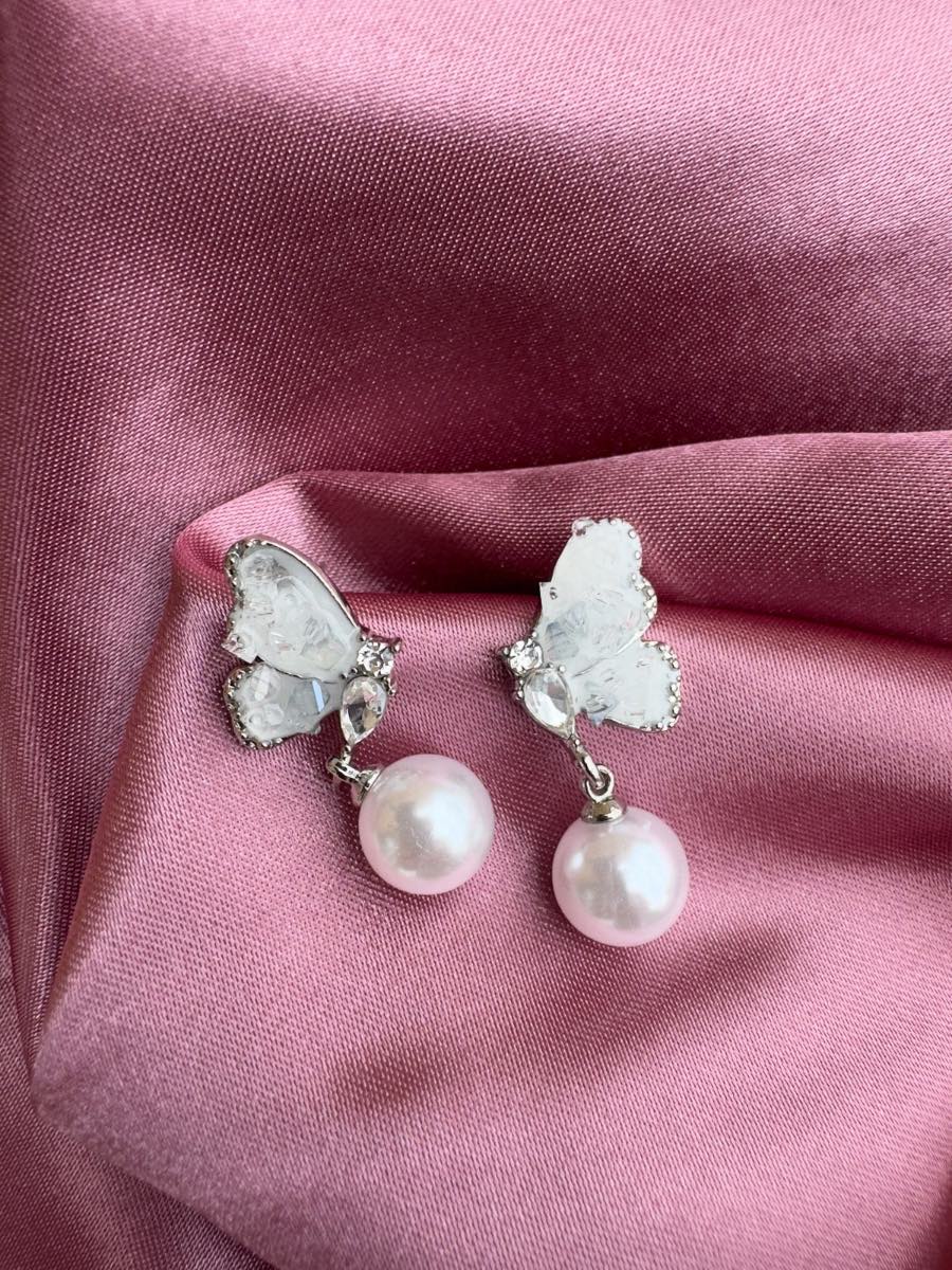 Beautiful pair of earrings with zirconia and faux pearls
