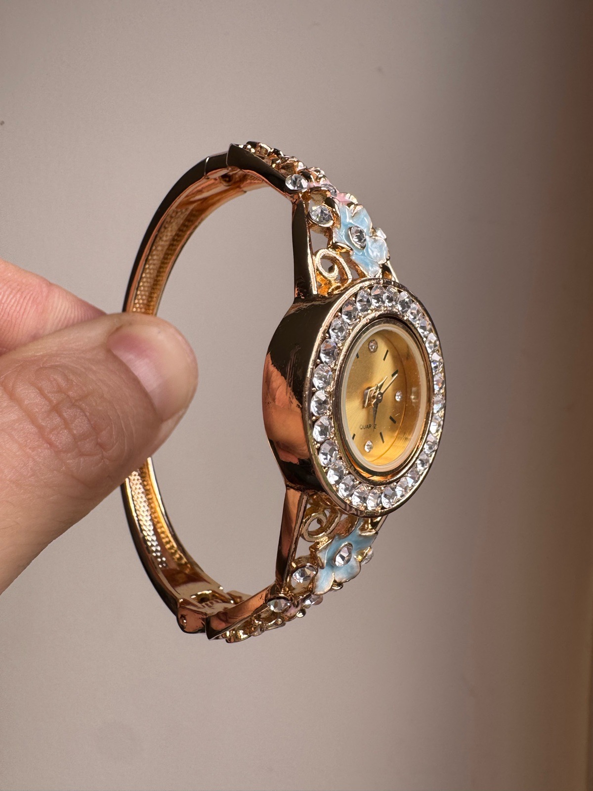 Lovely wrist bracelet watch with floral details