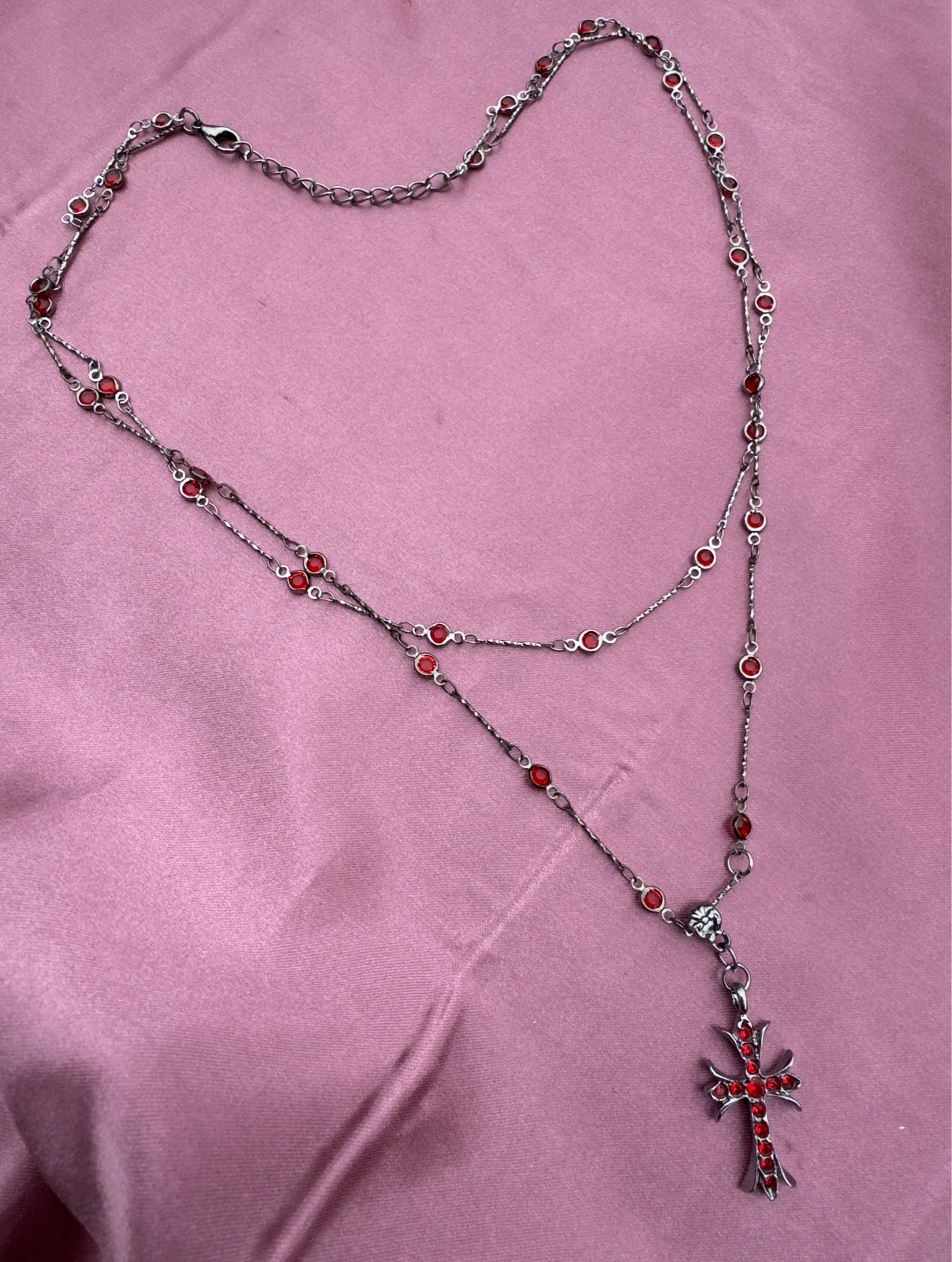 Beautiful double layered necklace in red with cross
