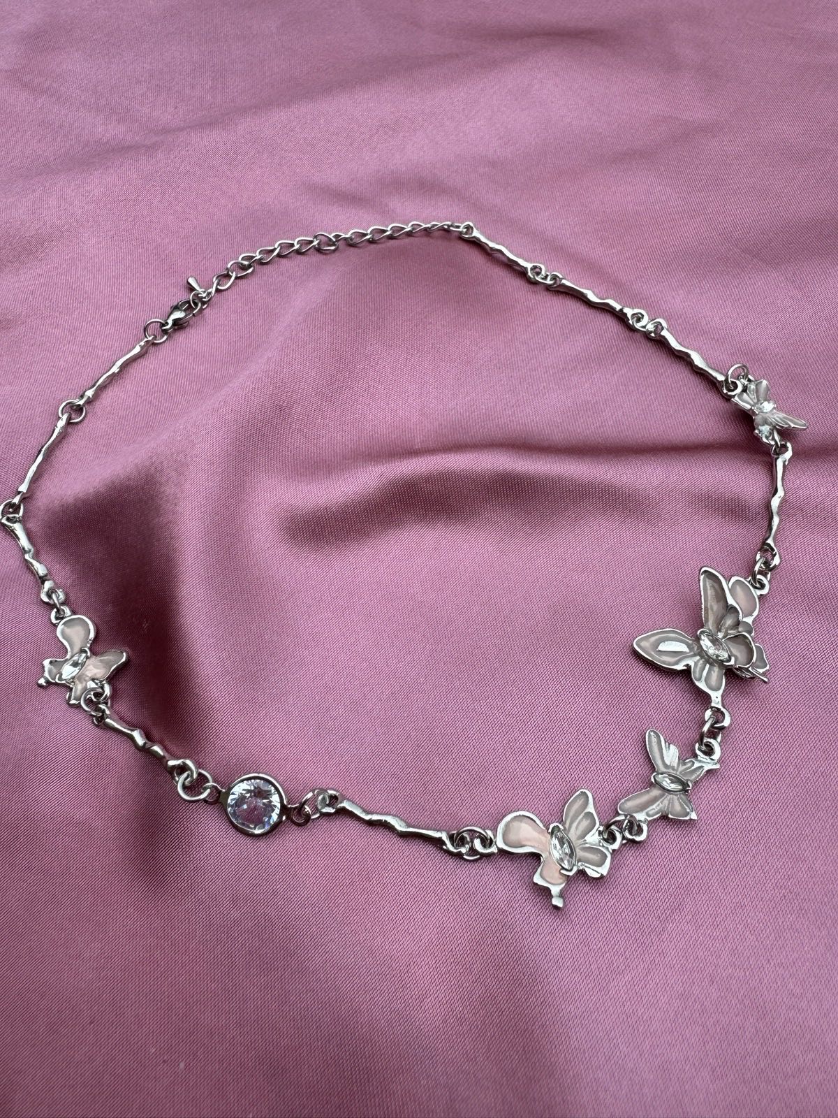 Butterly necklace with pink details