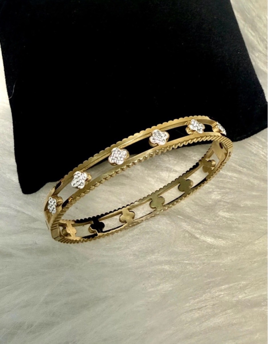Elegant gold clover bangle