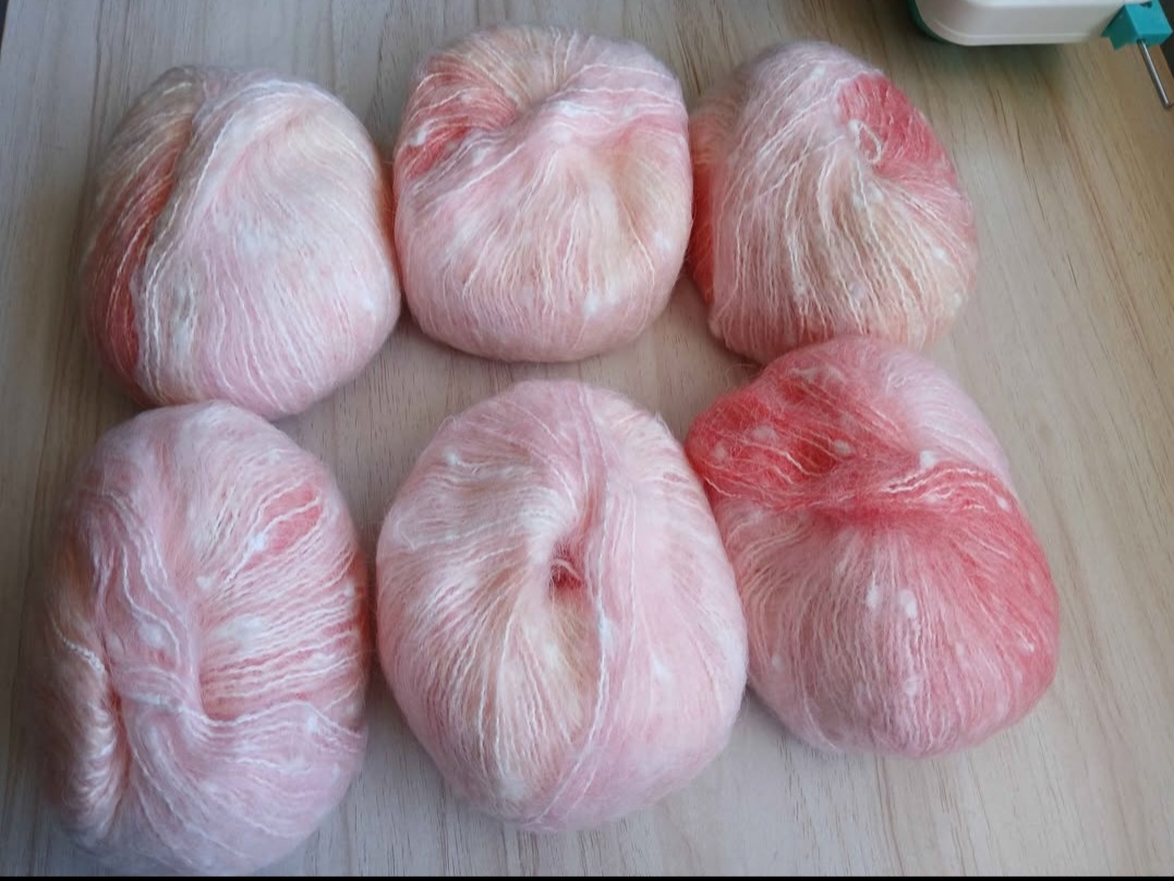 6 x  yarn wool with snow dots