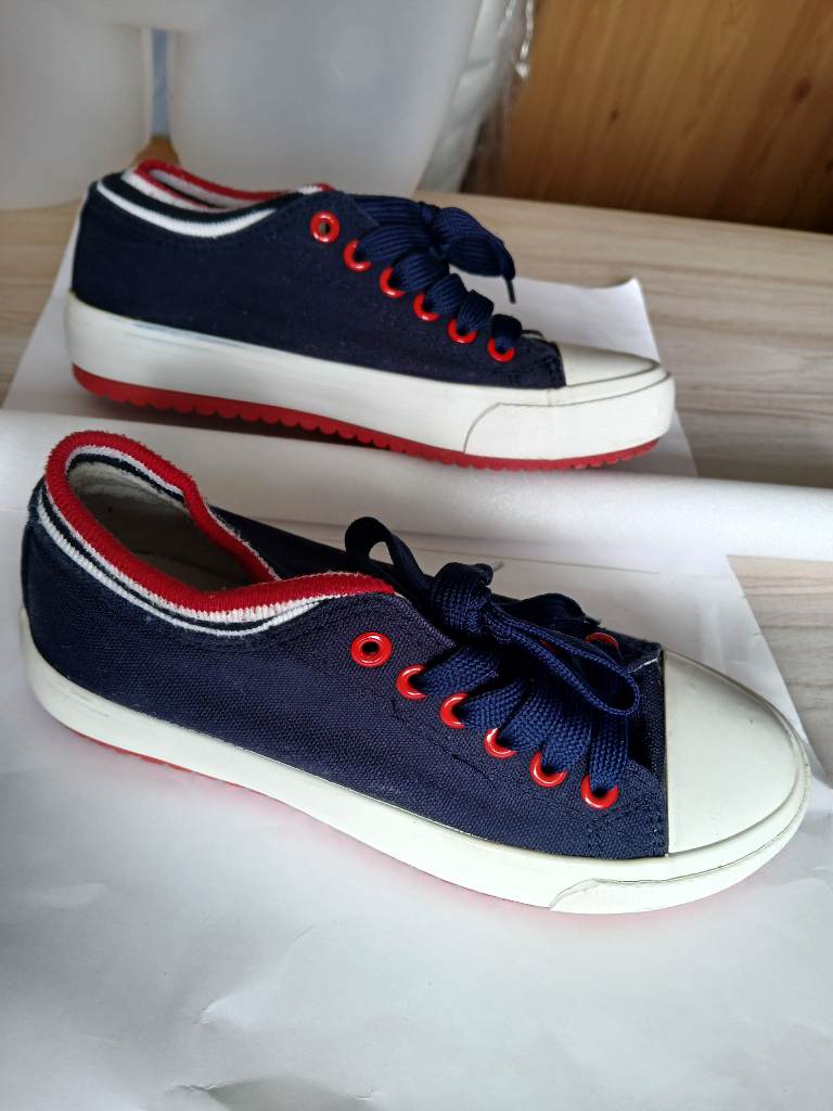 trainers size 3