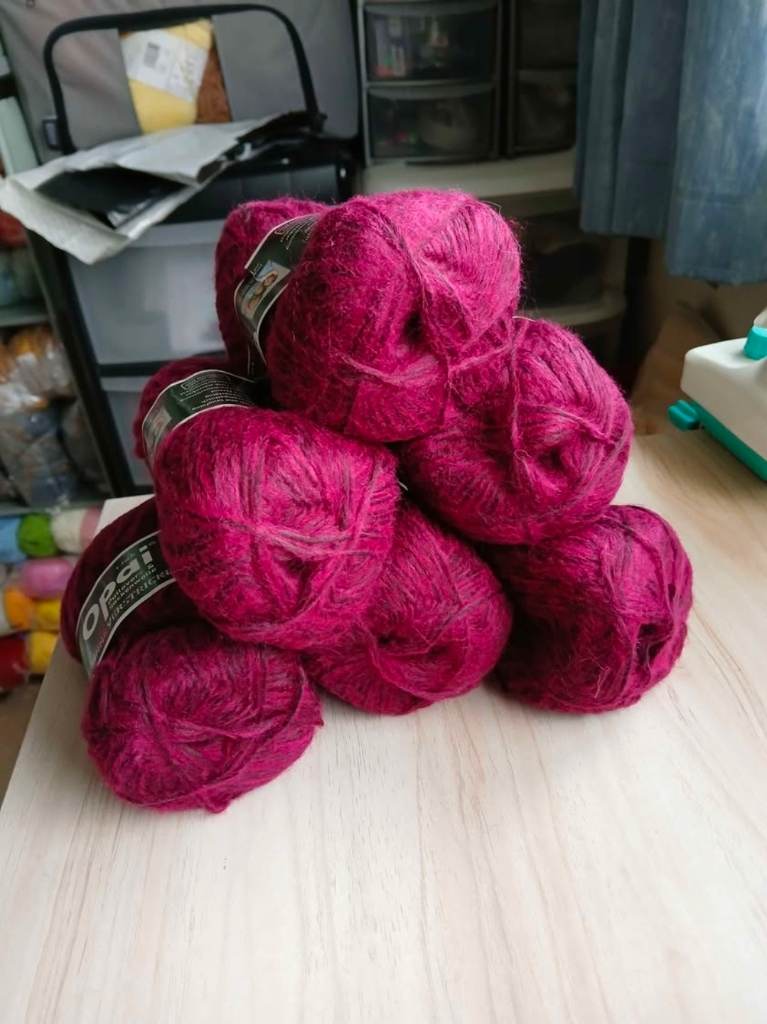 6 x black red yarn wool